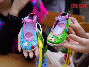Những đôi giày của đồng bào dân tộc Giáy hiện lên với phiên bản mini, đẹp mắt và thu hút.