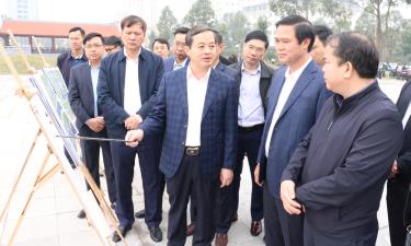 Đồng chí Chủ tịch UBND tỉnh kiểm tra tổng thể quy hoạch mặt bằng dự án.