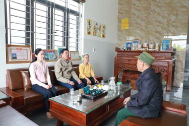 Cán bộ thôn Gốm thăm hỏi tình hình đời sống hộ ông Nguyễn Văn Chiến.