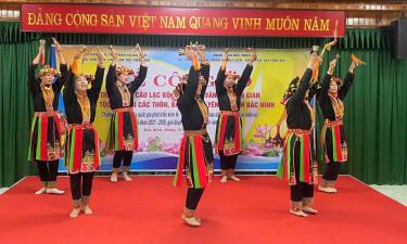 Câu lạc bộ sinh hoạt văn hoá dân gian người Dao xã Tây Yên Tử biểu diễn tại lễ công bố quyết định thành lập.