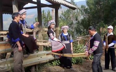 Khèn là loại nhạc cụ không thể thiếu, tạo nên hồn cốt và nét văn hóa riêng biệt của đồng bào Mông. Ảnh: TL