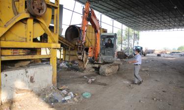 Hệ thống tách lọc rác tại nhà máy xử lý rác thải Thượng Lan được lắp đặt lại.