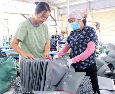 Công nhân làm việc tại xưởng may gia công Loan Hương.