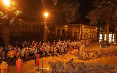 Du khách trải nghiệm tour đêm 