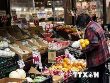 Người dân mua sắm tại một cửa hàng ở Tokyo, Nhật Bản. (Ảnh: AFP/TTXVN)