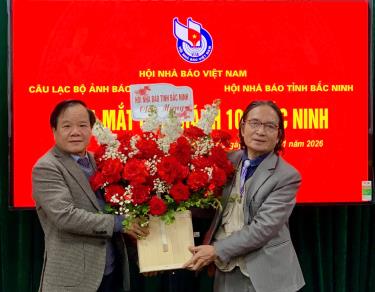 Đồng chí Trịnh Văn Ánh, Ủy viên Ban chấp hành Hội Nhà báo Việt Nam, Chủ tịch Hội Nhà báo tỉnh tặng hoa chúc mừng Chi nhánh 10- Câu lạc bộ ảnh báo chí.