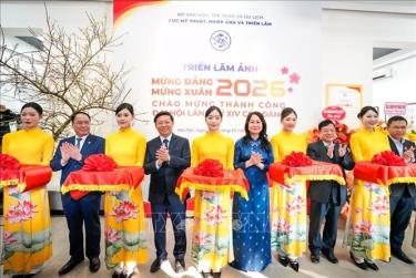 Các đại biểu cắt băng khai mạc triển lãm ảnh. Ảnh: Khánh Hoà/TTXVN