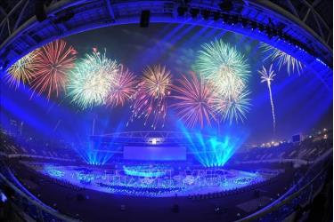 Sân vận động quốc gia Mỹ Đình (Hà Nội) tưng bừng trong đêm khai mạc SEA Games 22 năm 2003. Ảnh: TTXVN