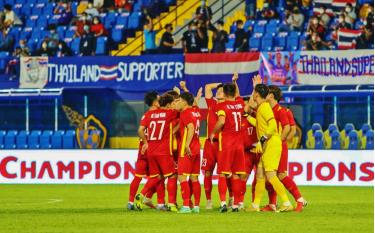 Phút 29, đội tuyển U23 Việt Nam ghi bàn mở tỷ số 1 - 0. Từ chấm đá phạt chếch bên cánh phải, Trung Thành đã có cú sút đưa bóng đi rất hiểm và bất ngờ, đánh bại thủ môn U23 Thái Lan. Ảnh: VFF