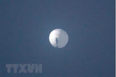 Khinh khí cầu của Trung Quốc bay qua không phận Billings, Montana, Mỹ, ngày 2/2/2023. (Ảnh: AFP/TTXVN)