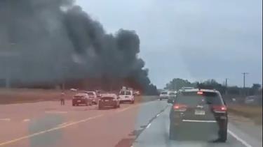 Khói bốc lên từ hiện trường vụ tai nạn máy bay trực thăng ở Huntsville. (Nguồn: Newschannel9)