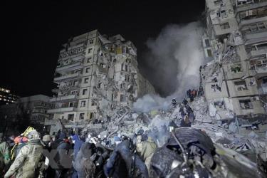 Lực lượng cứu hộ được triển khai tại hiện trường một toà chung cư bị phá huỷ trong xung đột, tại Dnipro, Ukraine ngày 14/1/2023. (Ảnh: AFP/TTXVN)