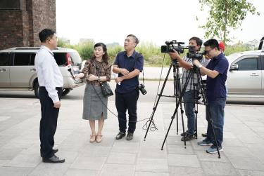 Hội viên Hội Nhà báo tỉnh Thái Nguyên đi thực tế các công trình trọng điểm tại Thành phố Thái Nguyên. Ảnh minh họa