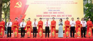 Đại biểu cắt băng khai mạc triển lãm “Dân tộc anh hùng, Đảng quang vinh, Bác Hồ vĩ đại”. Ảnh: Quốc Thanh