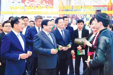 Thủ tướng Phạm Minh Chính và lãnh đạo một số bộ, ngành Trung ương thăm gian trưng bày của Bắc Ninh tại Hội chợ Mùa Xuân 2026.