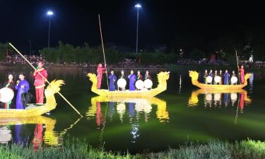 Diễn xướng quan họ trên thuyền tại hồ Vua Bà (tổ dân phố Viêm Xá, phường Kinh Bắc).