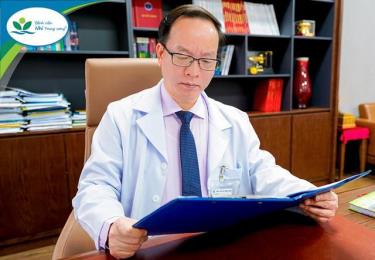 PGS.TS Trần Minh Điển: Khi các cháu xuất hiện những tình trạng như đỏ da, khó thở, mệt mỏi thì phải đưa con đi khám xem có mắc hội chứng hậu COVID-19 hay không. Ảnh Bệnh viện Nhi Trung ương