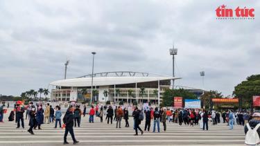 Khán giả vào sân theo dõi trận Việt Nam - Trung Quốc di chuyển vào trong cửa kiểm soát an ninh. Ảnh minh họa: L.Sơn/Báo Tin tức