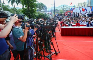 Các tác phẩm báo chí chất lượng đều cần những nỗ lực từ tập thể, từ các công đoạn định hướng, sàng lọc tác phẩm. Ảnh: Sơn Hải