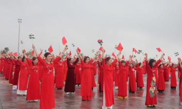 Hội viên phụ nữ huyện Lạng Giang đồng diễn dân vũ chào mừng Ngày Quốc tế Phụ nữ.