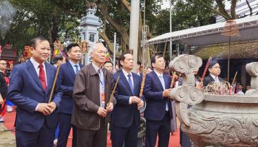 Đại biểu dâng hương tại đình Thổ Hà.