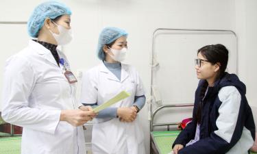 Dịp trước, trong và sau bầu cử, các cơ sở y tế trên địa bàn tỉnh trực 24/24 giờ, sẵn sàng thu dung, cấp cứu và điều trị cho người dân.

Ảnh: Nhân viên y tế Bệnh viện Đa khoa Yên Thế thăm khám cho người bệnh.