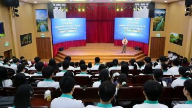 Chia sẻ về các hình thức lừa đảo trực tuyến với sinh viên. (Ảnh: QUANG QUÝ)