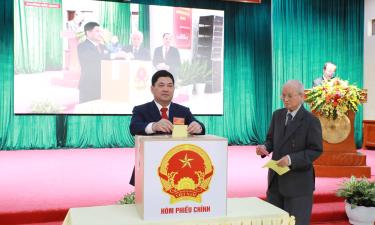 
Đồng chí Nguyễn Hồng Thái và các cử tri bỏ phiếu bầu cử.