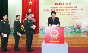 Chủ tịch nước Lương Cường bỏ phiếu bầu cử tại khu vực bỏ phiếu số 26, phường Hoàn Kiếm, thành phố Hà Nội.