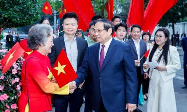 Thủ tướng Chính phủ Phạm Minh Chính và Phu nhân cùng cử tri tổ bầu cử số 21 thuộc đơn vị bầu cử số 7, phường Tây Hồ.