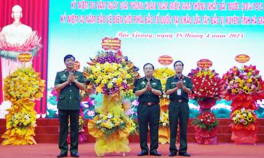 Thượng tướng Ngô Minh Tiến tặng hoa chúc mừng Ban liên lạc.