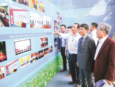 Nhà báo Nguyễn Đức Lợi cùng các đại biểu tham quan các gian hàng tại Hội Báo toàn quốc 2022. Ảnh: Sơn Hải