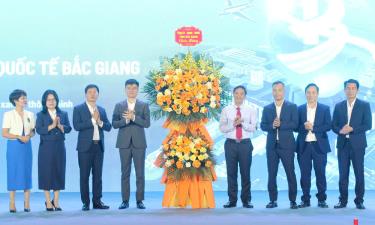 Đồng chí Nguyễn Việt Oanh tặng hoa chúc mừng doanh nghiệp.