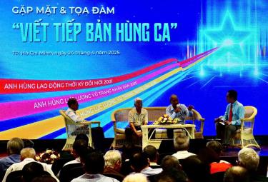 Các nhà báo chiến trường giao lưu tại cuộc gặp mặt và tọa đàm “Viết tiếp bản hùng ca”, điểm cầu Trung tâm Thông tin TTXVN khu vực phía Nam (TP. Hồ Chí Minh), ngày 24/4