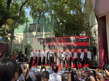 Các đại biểu thực hiện nghi thức khai trương Trung tâm Báo chí.