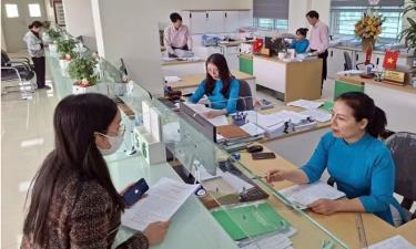 Cán bộ ngân hàng Chính sách xã hội tỉnh Bắc Ninh tư vấn khách hàng đến vay tiền mua nhà ở xã hội.