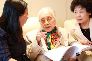 Nguyên Phó Chủ tịch nước Nguyễn Thị Bình đọc bản thảo cuốn sách trước khi in. Ảnh: VH