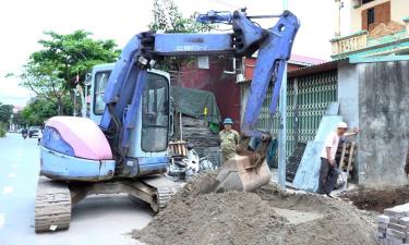 Tháo dỡ công trình vi phạm của một hộ dân, thôn Phấn Động.