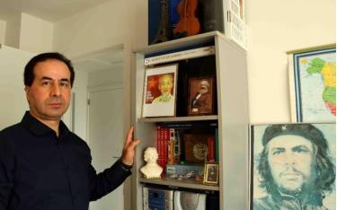 Anh Ahmet Yasar và những bức ảnh Bác Hồ được đặt trang trọng trên bàn làm việc.