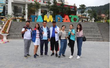 Đoàn vận động viên, huấn luyện viên tham gia SEA Games 31 tới thăm Tam Đảo, Vĩnh Phúc. (Ảnh: Trung tâm Thông tin Xúc tiến du lịch Vĩnh Phúc)