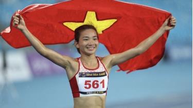 Nguyễn Thị Oanh giành cú đúp Huy chương Vàng ở nội dung chạy 1.500m và 3.000m vượt chướng ngại vật. (Ảnh: Minh Quyết/TTXVN)