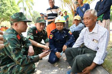 Nhà báo Vũ Mạnh Hùng phỏng vấn người thân của một nạn nhân động đất được lực lượng cứu hộ QĐND cứu sống ở thủ đô Naypyidaw. Ảnh: Thành Đạt