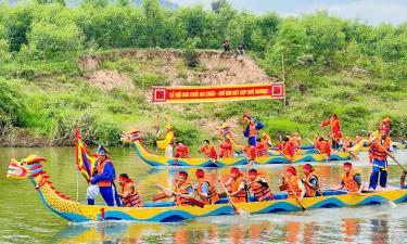 Các đội thi bơi chải.