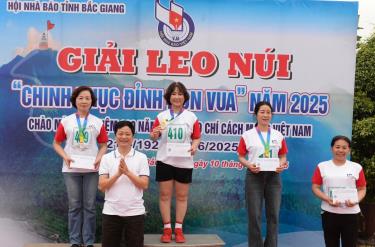 Đồng chí Trần Văn Đức, Phó Tổng biên tập Báo Bắc Giang tặng huy chương cho các hội viên đoạt giải