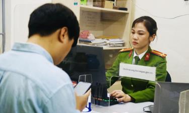 Người dân làm thủ tục hành chính tại cơ quan công an