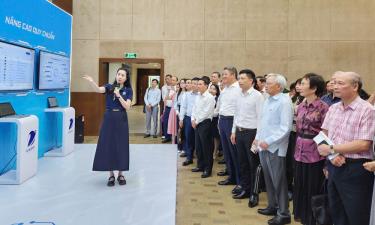 Các đại biểu tìm hiểu, trải nghiệm các ứng dụng công nghệ trong hoạt động báo chí của Báo Kinh tế & Đô thị.