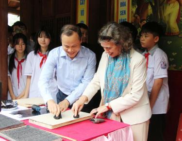 Đồng chí Mai Sơn và Đại sứ Tây Ban Nha trải nghiệm in mộc bản.