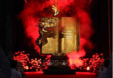 Tác phẩm điêu khắc ánh sáng “Việt Nam - những trang sử vàng” ”của Tổng Bí thư Tô Lâm trao tặng Đảng bộ, chính quyền và nhân dân tỉnh Nghệ An, ngày 15/5/2025. Ảnh: Thống Nhất/TTXVN