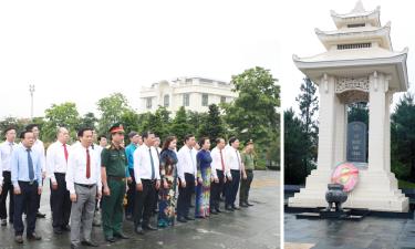 Các đại biểu đặt vòng hoa, dâng hương bày tỏ lòng thành kính, biết ơn vô hạn với công lao to lớn của Chủ tịch Hồ Chí Minh và các Anh hùng liệt sĩ.