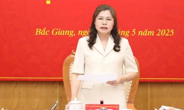 Đồng chí Lâm Thị Hương Thành chủ trì phiên họp.